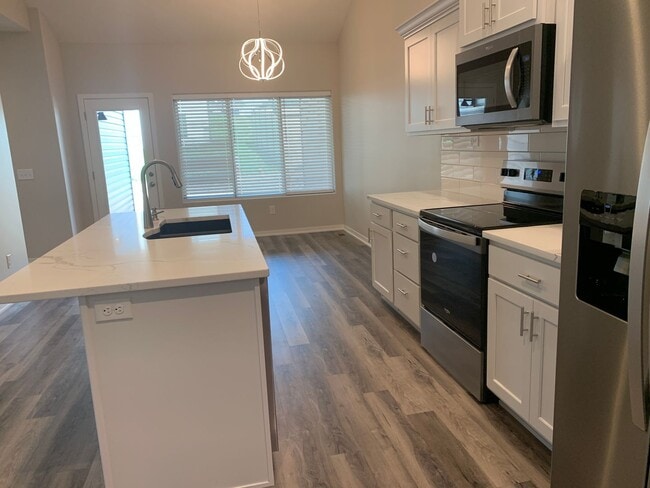 Building Photo - Located in SE Lincoln! Newer ranch townhome with 2 stall garage. Spacious 3 bedrooms/3 bathroom, ...