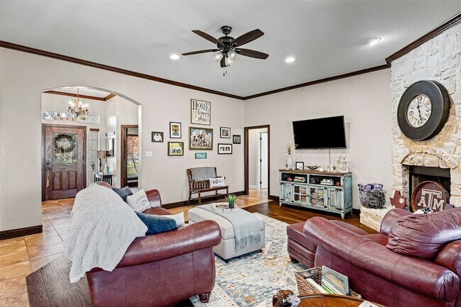 Building Photo - 8918 N Longwood Dr