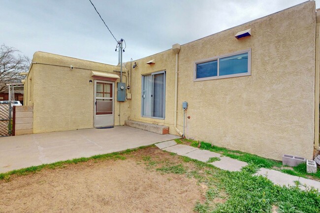 Building Photo - Pueblo Style  3/BD 1.75/BA 1/CG 2/CP 1774/sf