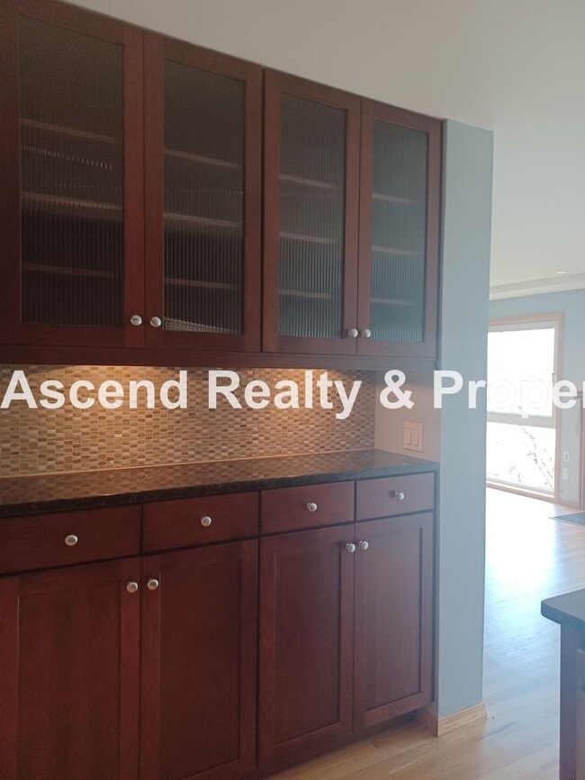 Building Photo - Stunning Views! 2 Level Condo Minutes to Downtown & PSU Incl Water/Sewer/Garbage & Parking
