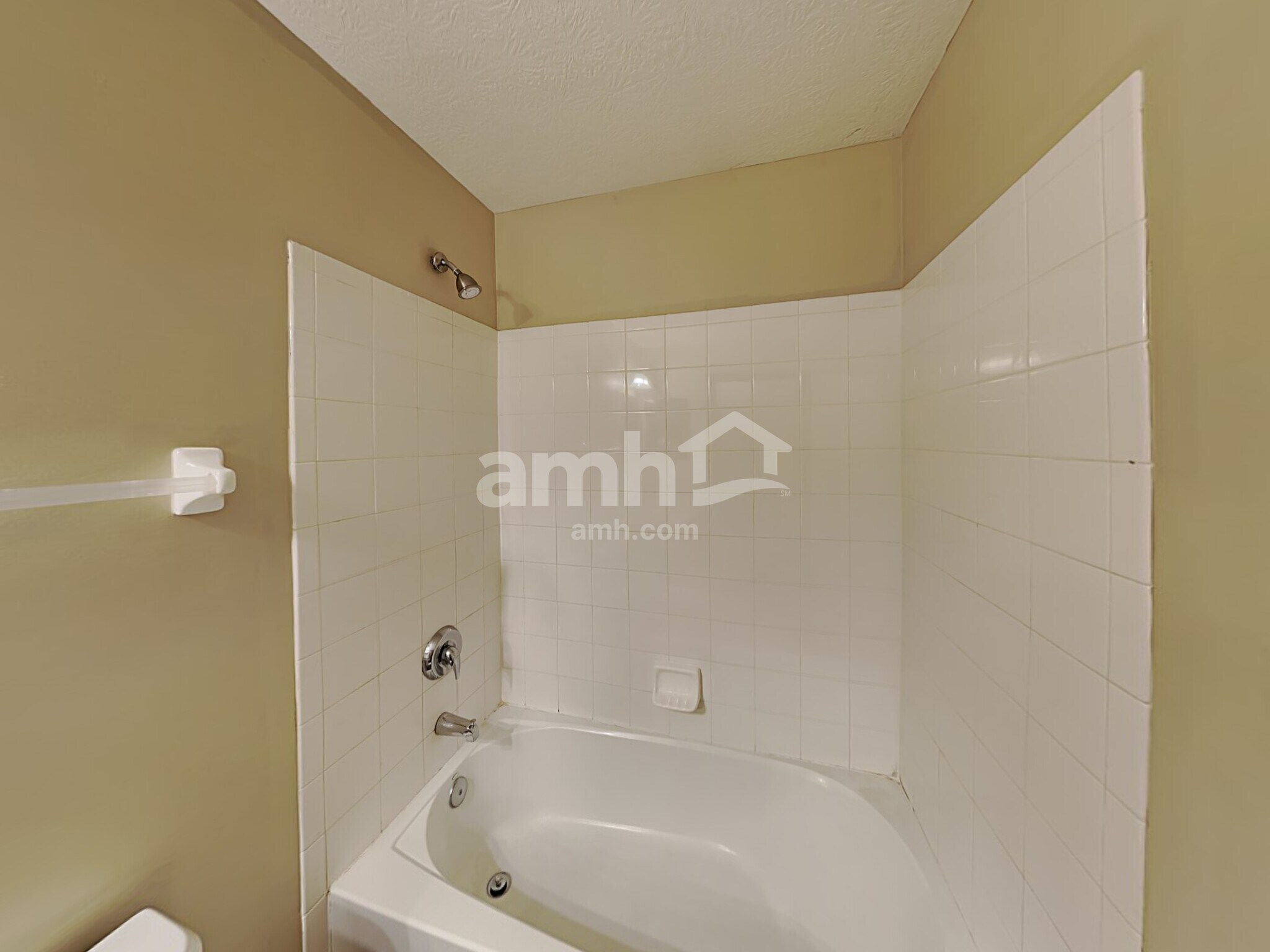 Building Photo - 811 Corylus Dr SW