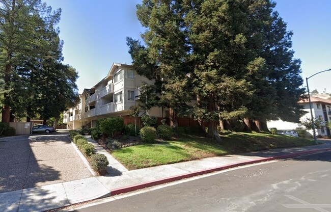 Primary Photo - Top floor update 2 bed 2 bath condo in gre...