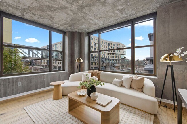 Building Photo - 2 Bed/2 Bath Luxury Condo at The Bond