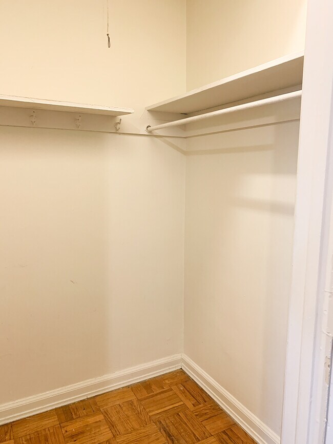 Building Photo - 8925 E Jefferson Ave