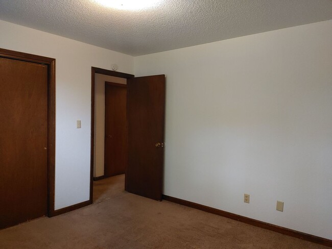 Building Photo - 611 Sycamore Cir