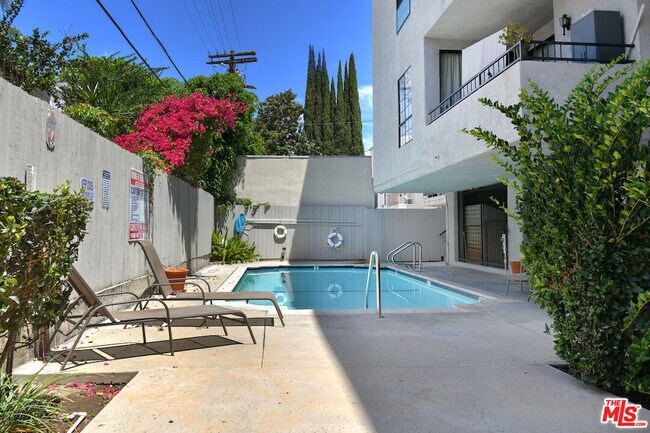 Building Photo - 4443 Ventura Canyon Ave