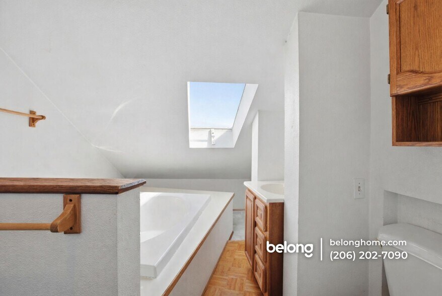 Building Photo - 4302 Woodlawn Ave N