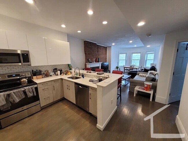 Building Photo - 1398 Beacon St