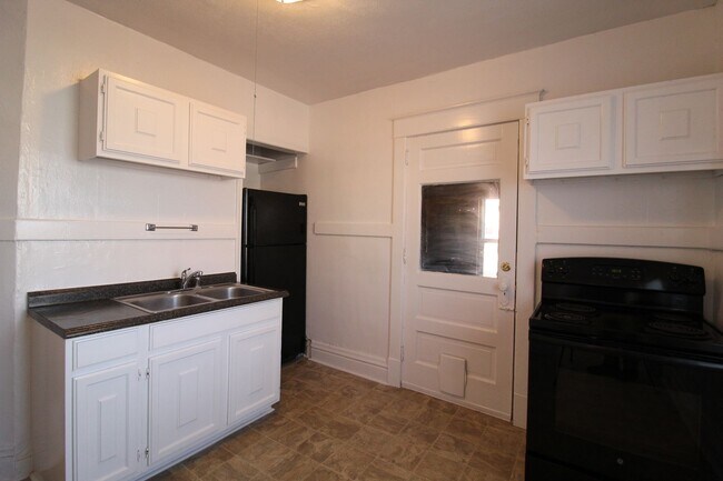 Building Photo - February FREE On This Spacious 2 Bedroom Duplex by KU MED