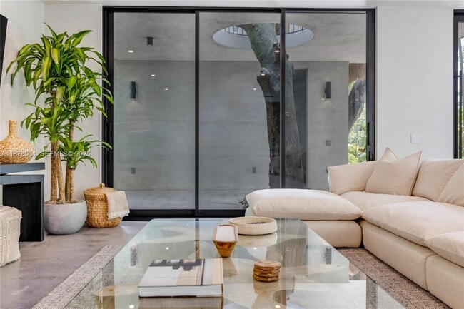 Building Photo - 1000 NW 9th Ct