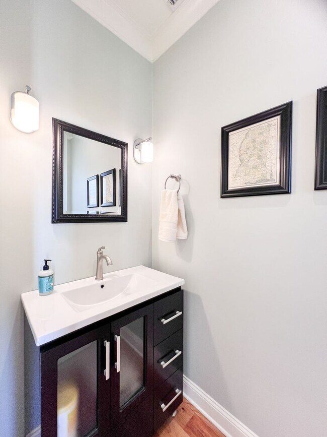 Building Photo - Spacious Home in Solamere Subdivision