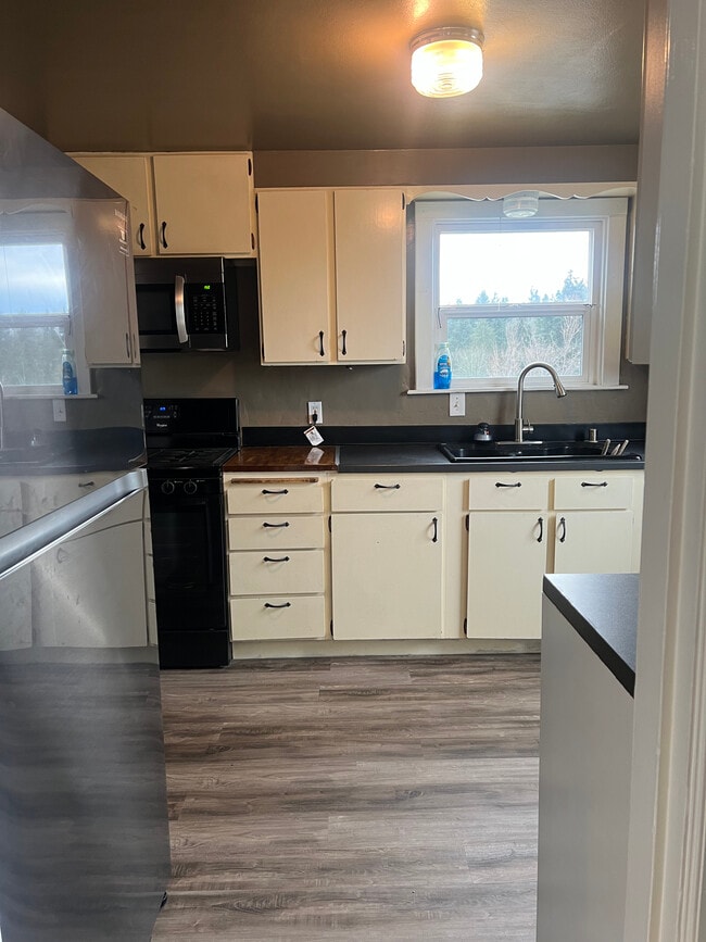 Building Photo - 558 Windsor Pl NE