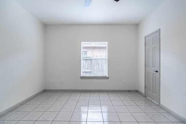 Building Photo - 1120 Ryon St