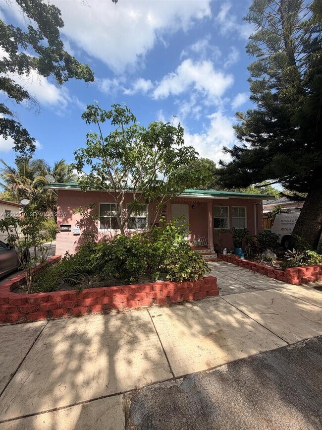 Building Photo - 2835 SW 37th Ct