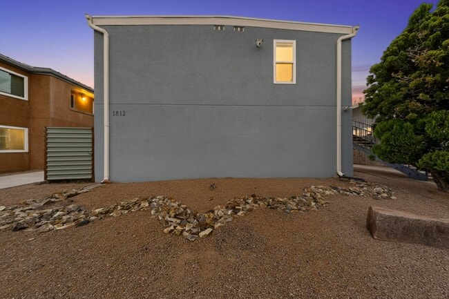 Building Photo - 1812 Buena Vista Dr SE