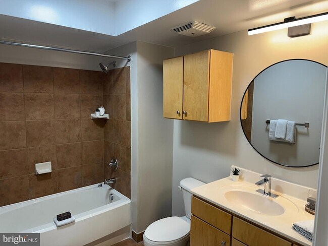 Building Photo - 616 E Street NW Unit 308
