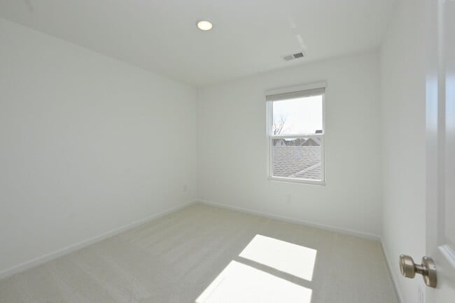 Building Photo - FREE TV!!