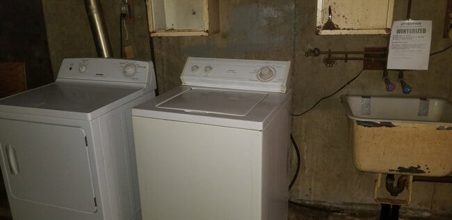 Building Photo - 4-Bedroom Ranch Next To Western New Englan...