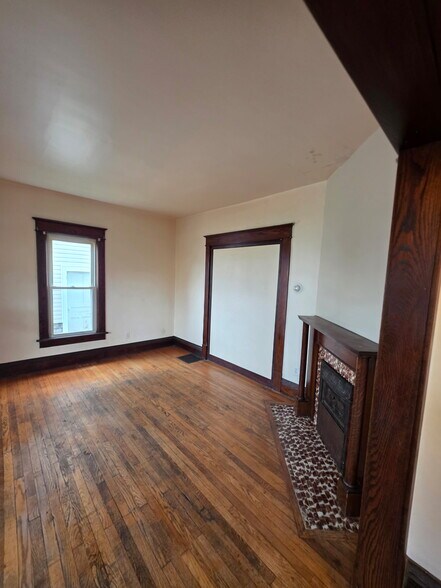 Building Photo - 364 S 10th St