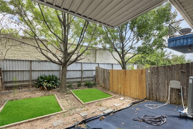 Building Photo - 6935 Yellowstone Way Dr