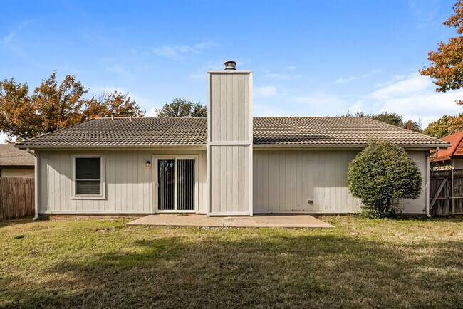 Building Photo - 7401 Meadow Creek Dr