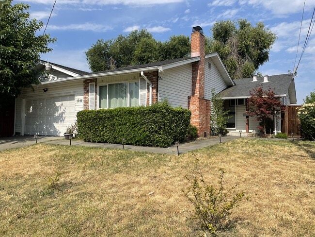 Building Photo - 1301 Brookview Dr