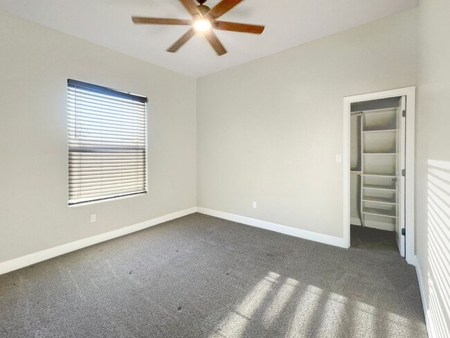 Building Photo - 1124 W Mesa Verde Dr