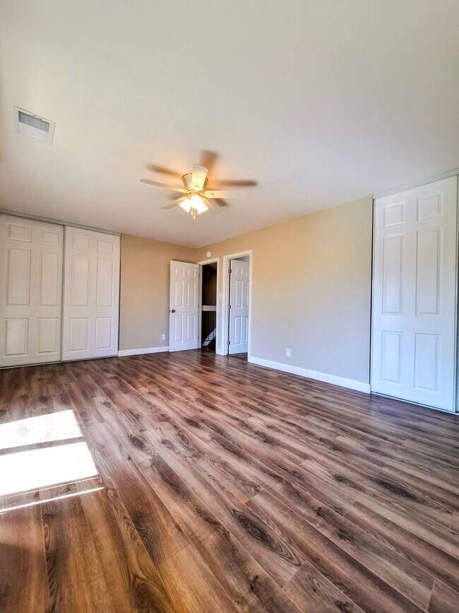Building Photo - Beautiful & Spacious 3bd Townhouse w/Detached Garage