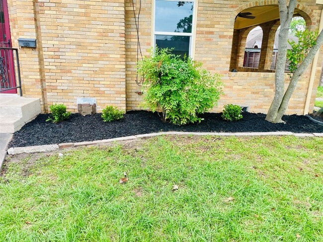 Building Photo - 704 Sue St