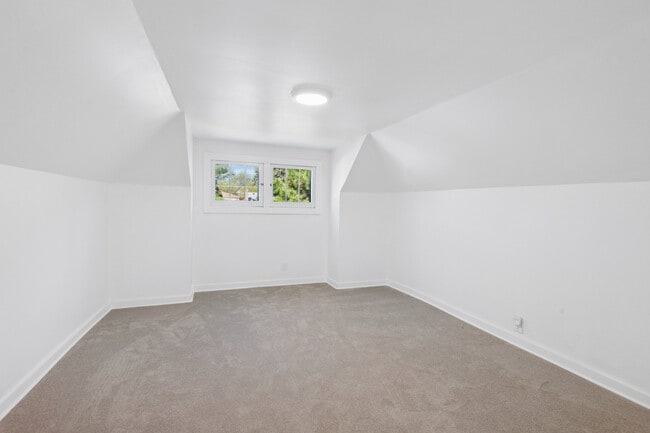 Building Photo - 5266 N La Crosse Ave