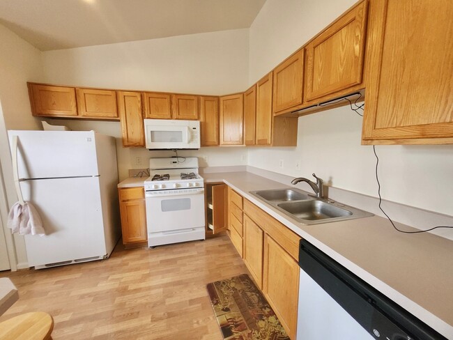 Building Photo - Bright Condo in Convenient Location