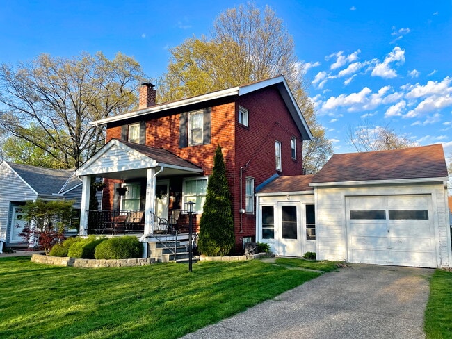 Building Photo - 377 Parkside Dr