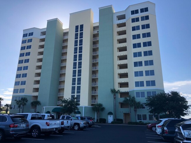 Building Photo - Very spacious 4 bd 3 bath Penthouse on the...