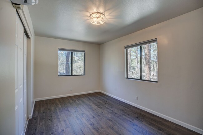 Building Photo - Freshly remodeled 3 bedroom, 2 bathroom ho...