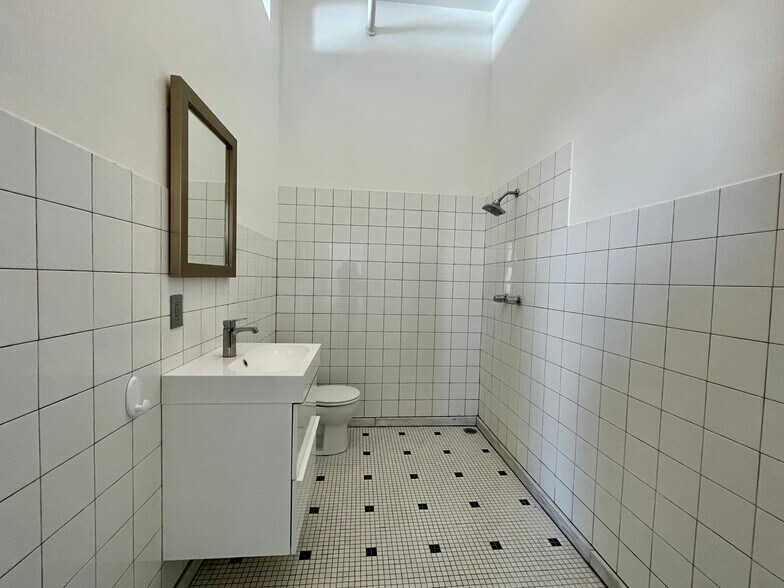 Building Photo - 1800 Central St