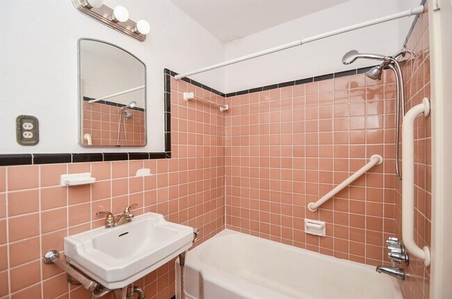 Building Photo - 1911 Wyndale St