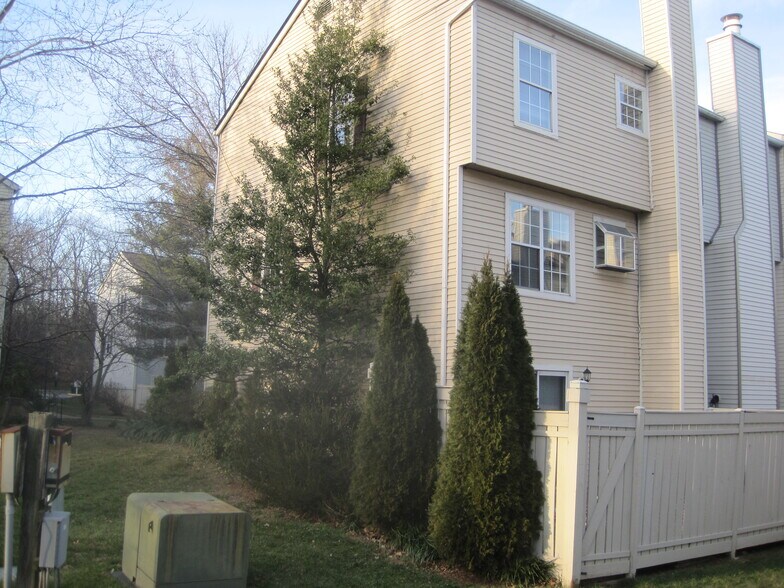 Building Photo - 2470 Ridgehampton Ct