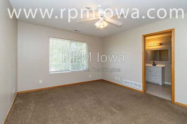 Building Photo - 770 SE Harper Dr