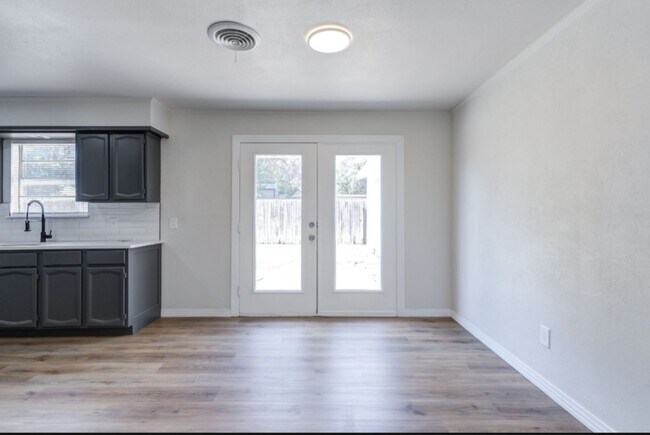 Building Photo - Newly remodeled 3 bad 2 bath near South Lo...