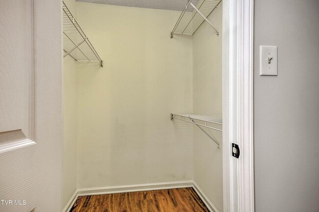 Building Photo - 2 Bedroom 1.5 Bath Townhome for Rent