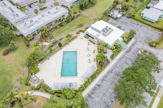 Building Photo - 18081 SE Country Club Dr