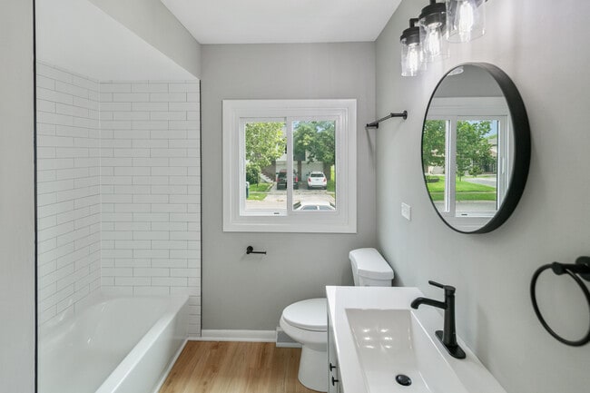 Building Photo - 242 S Harper Ave