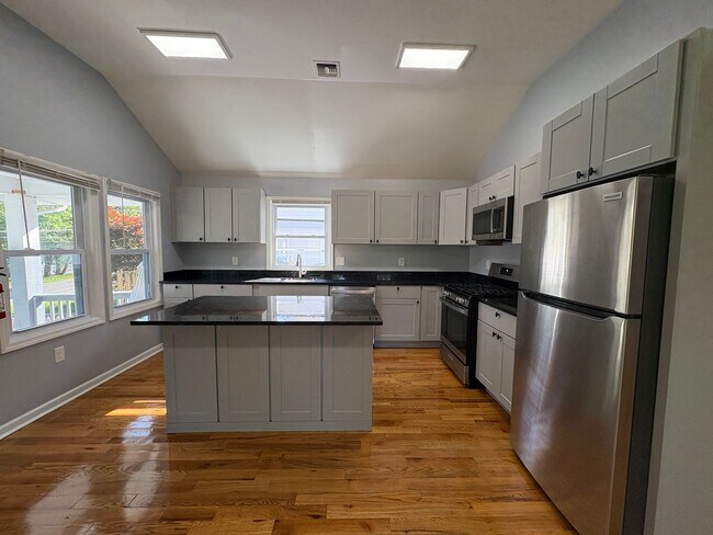 Building Photo - Charming 4-Bedroom 2-Bathroom Home in Nept...