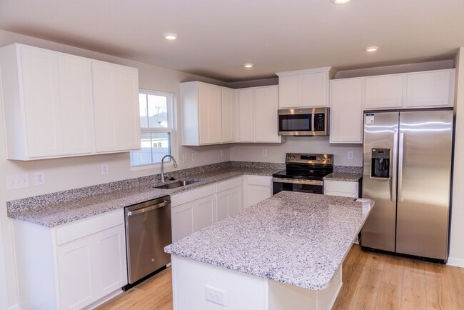 Building Photo - 4 Bedroom Home in Waynesboro