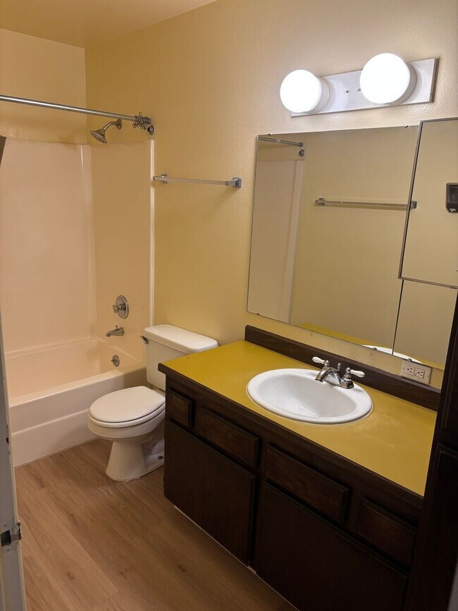 Building Photo - 1 Bedroom Condo close to Washington Square with seasonal outdoor pool and move in special!