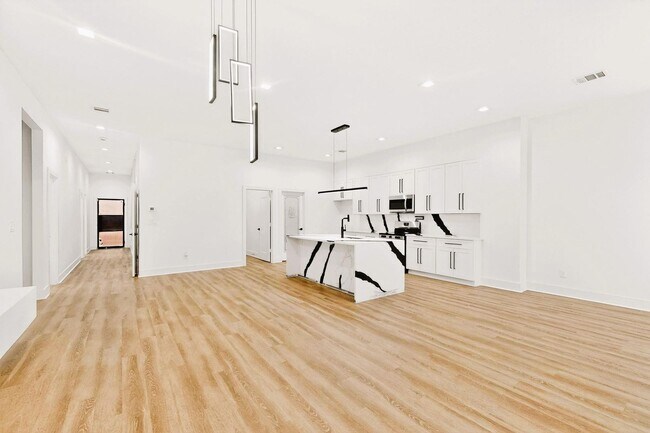 Building Photo - Modern 3 Bed, 3 Bath Home Near Downtown Dallas