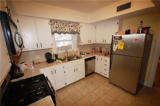 Building Photo - Large 4 Bedroom house with parking in Nort...