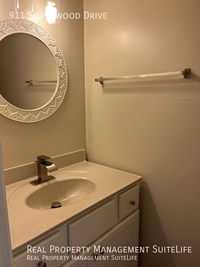 Building Photo - 911 Silverwood Dr