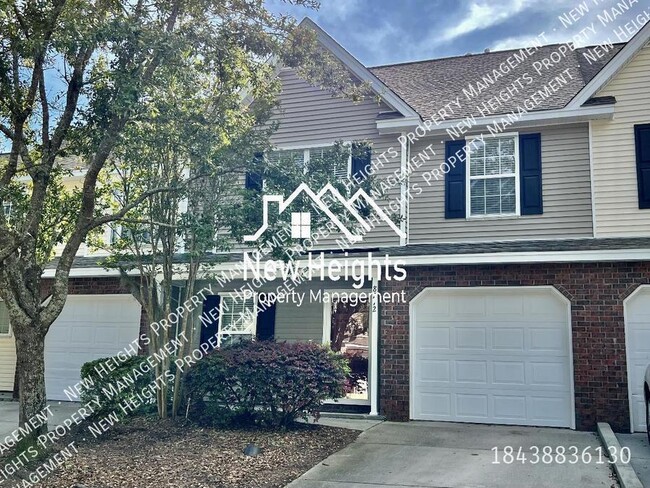 Building Photo - Delightful Townhouse with Screened Porch!!