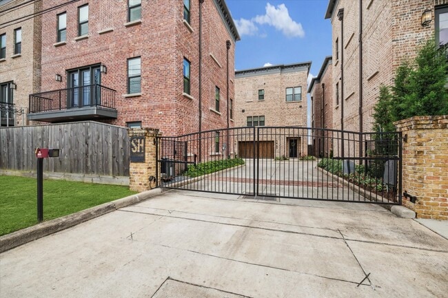 Building Photo - 2803 Hicks St